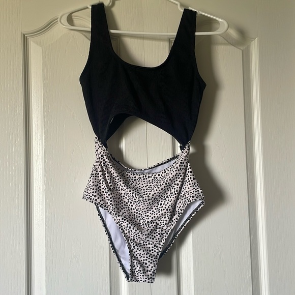 Never worn Women’s one piece swim suit - Picture 1 of 8